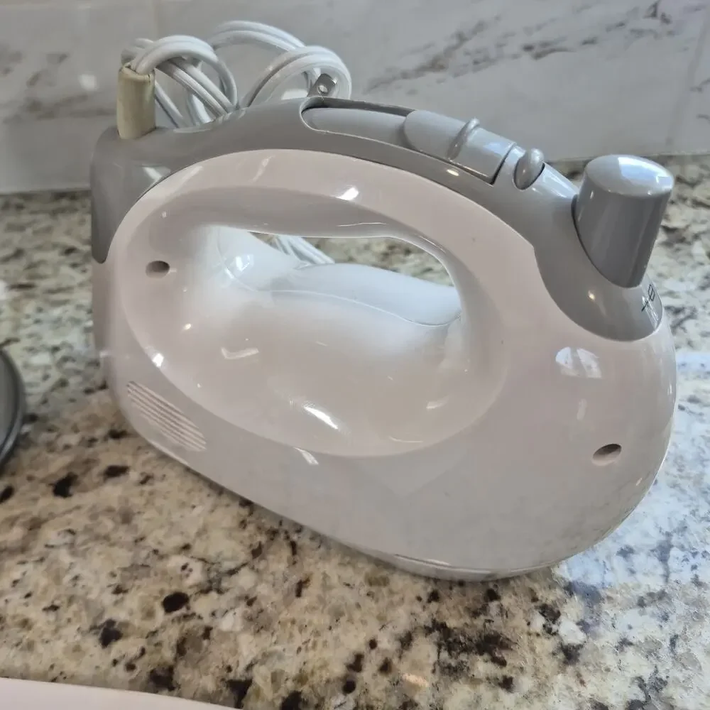Crofton 5 Speed Mixer TSK-941SSN Stainless Steel Bowl With 2 Attachments Working